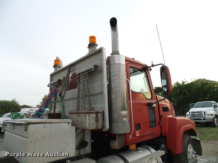 image for item DD8298 2005 Mack CHN613 semi truck