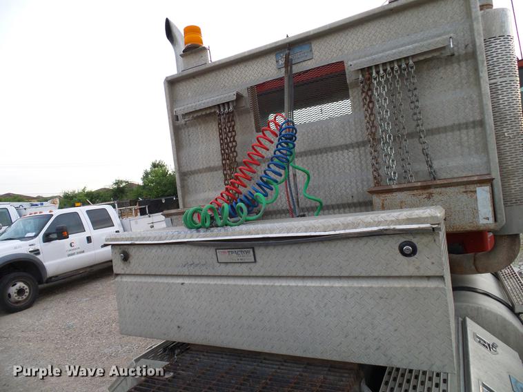 image for item DD8298 2005 Mack CHN613 semi truck