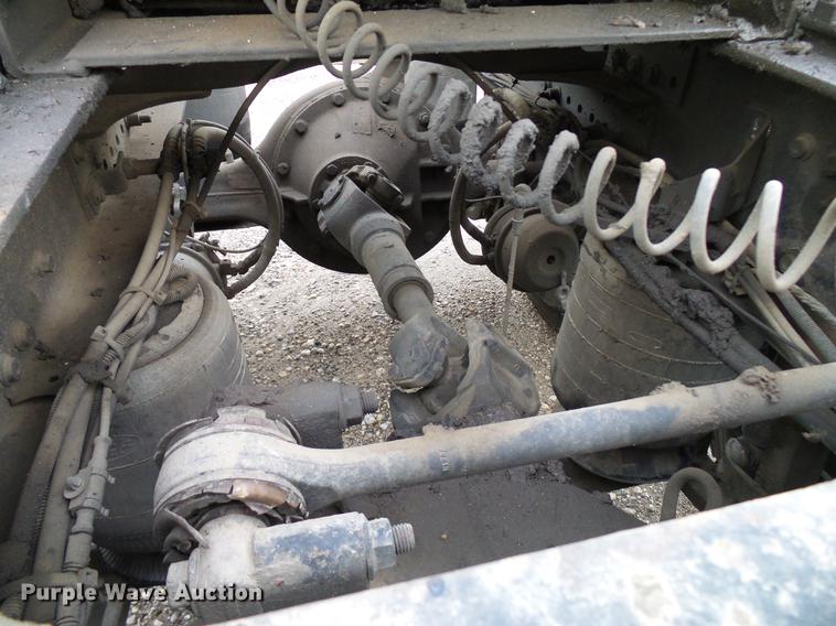 image for item DD8298 2005 Mack CHN613 semi truck