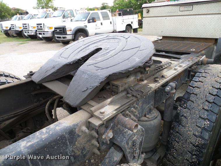 image for item DD8298 2005 Mack CHN613 semi truck