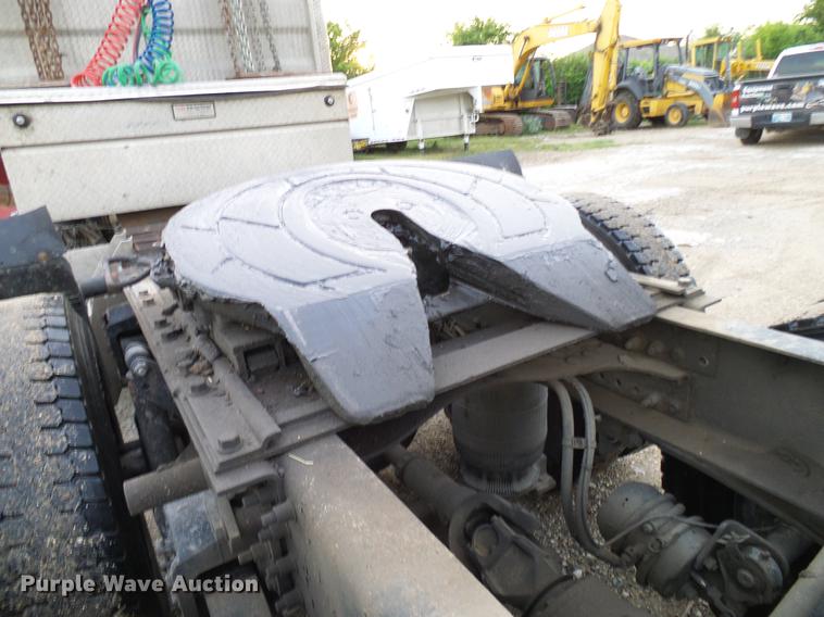 image for item DD8298 2005 Mack CHN613 semi truck