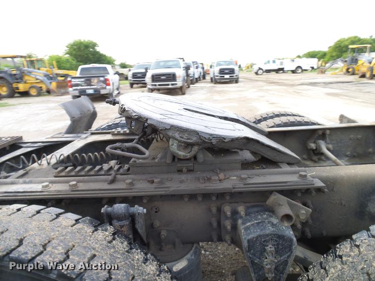 image for item DD8298 2005 Mack CHN613 semi truck