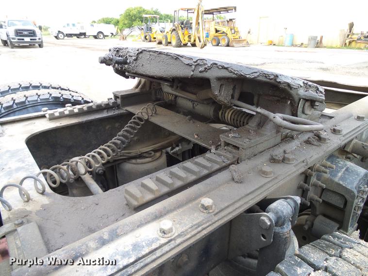 image for item DD8298 2005 Mack CHN613 semi truck