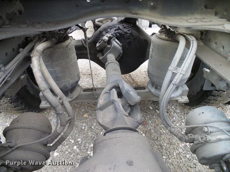 image for item DD8298 2005 Mack CHN613 semi truck