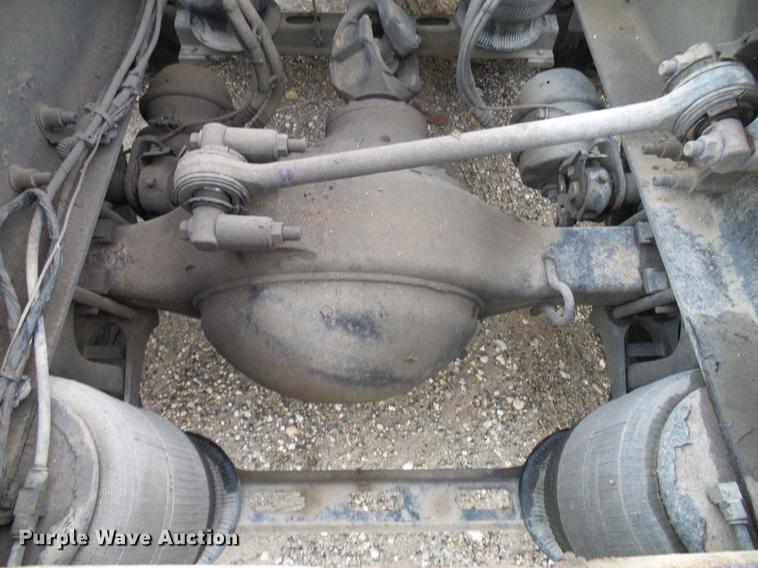 image for item DD8298 2005 Mack CHN613 semi truck