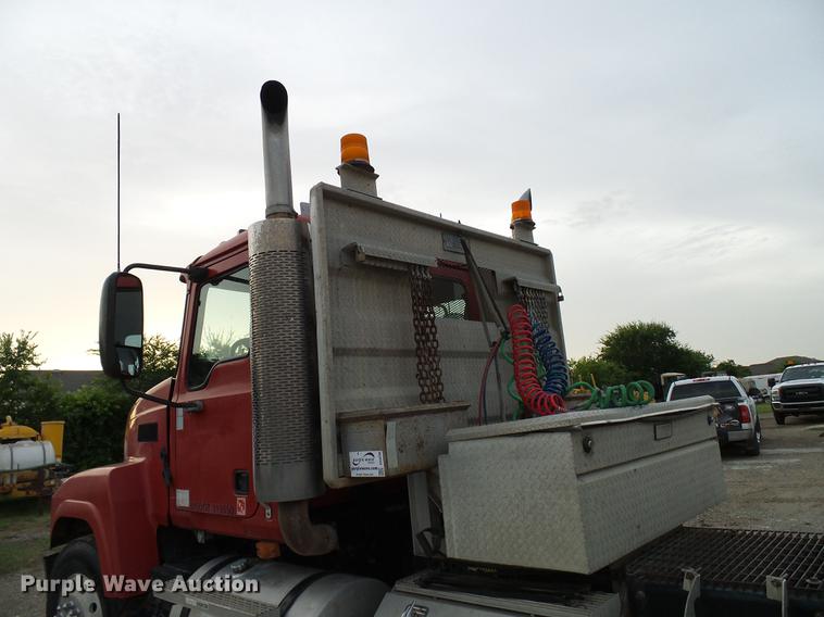 image for item DD8298 2005 Mack CHN613 semi truck