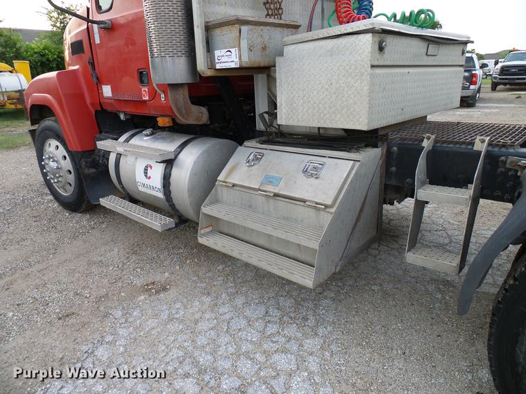 image for item DD8298 2005 Mack CHN613 semi truck