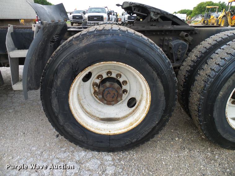 image for item DD8298 2005 Mack CHN613 semi truck