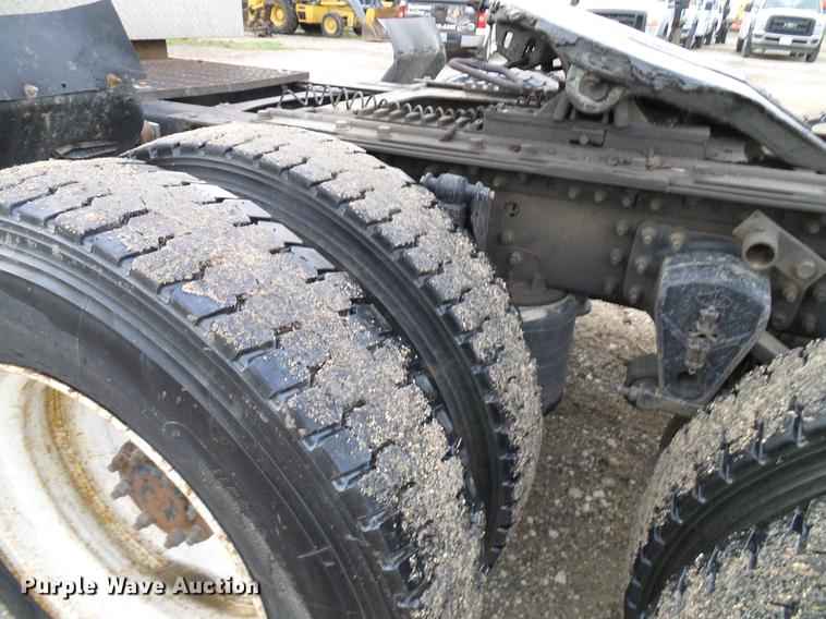 image for item DD8298 2005 Mack CHN613 semi truck