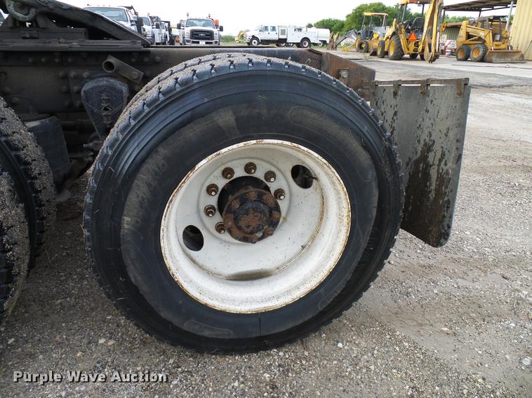 image for item DD8298 2005 Mack CHN613 semi truck