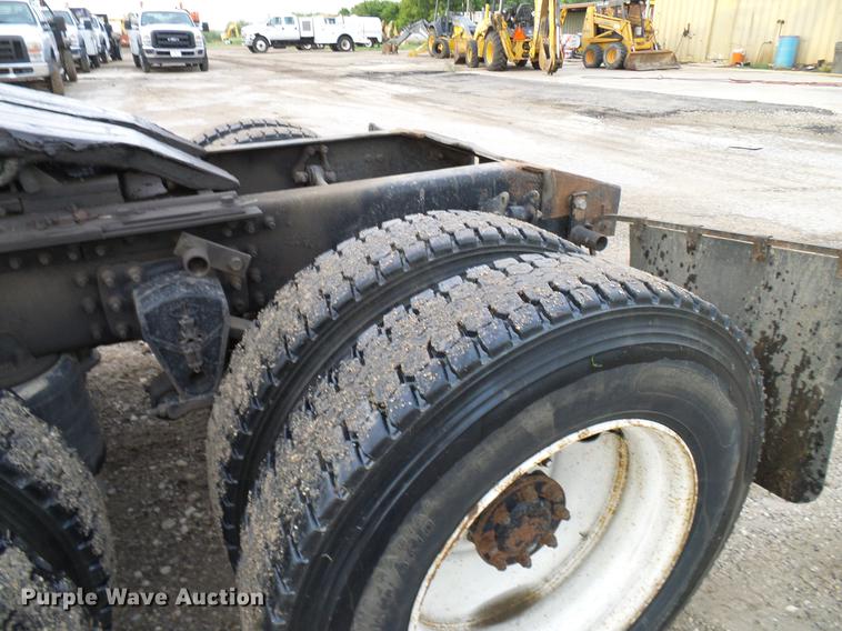 image for item DD8298 2005 Mack CHN613 semi truck