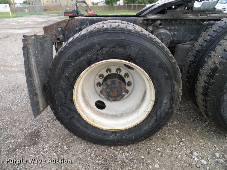 image for item DD8298 2005 Mack CHN613 semi truck