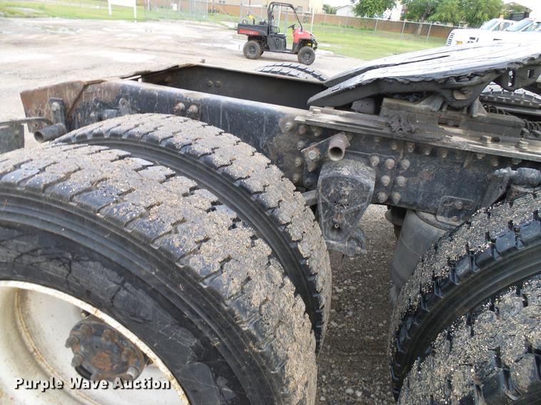 image for item DD8298 2005 Mack CHN613 semi truck