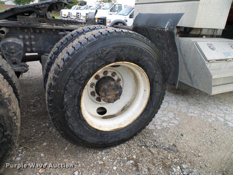 image for item DD8298 2005 Mack CHN613 semi truck