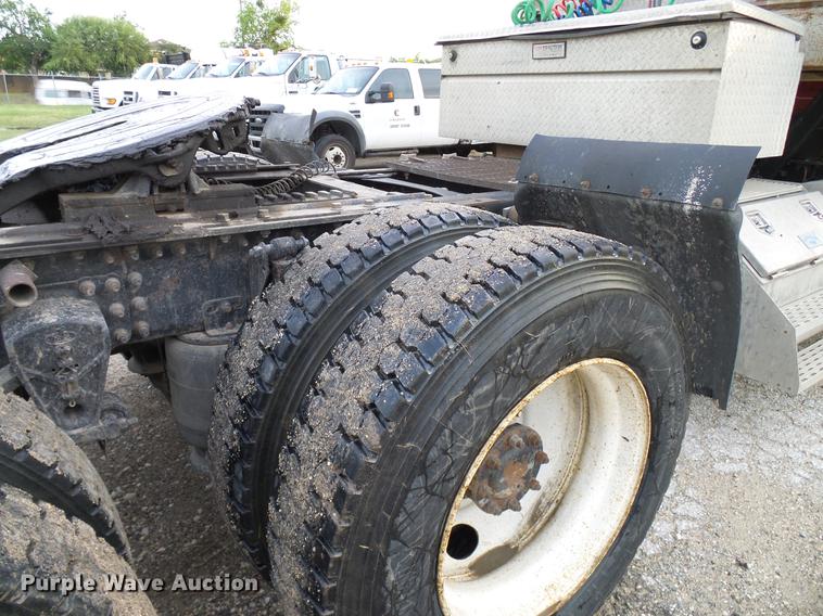 image for item DD8298 2005 Mack CHN613 semi truck