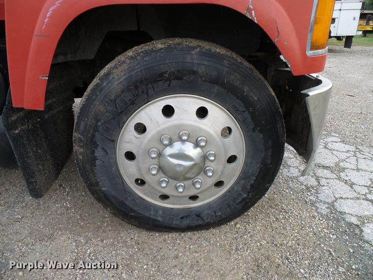 image for item DD8298 2005 Mack CHN613 semi truck