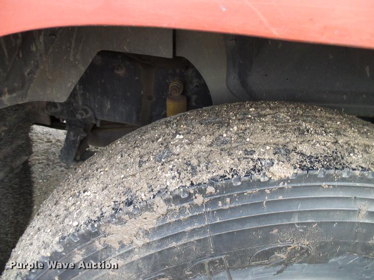 image for item DD8298 2005 Mack CHN613 semi truck