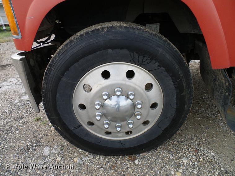 image for item DD8298 2005 Mack CHN613 semi truck