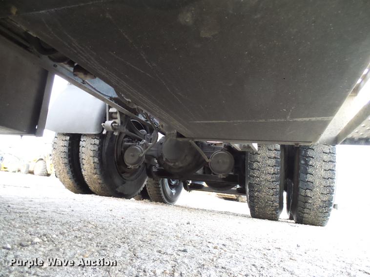 image for item DD8298 2005 Mack CHN613 semi truck