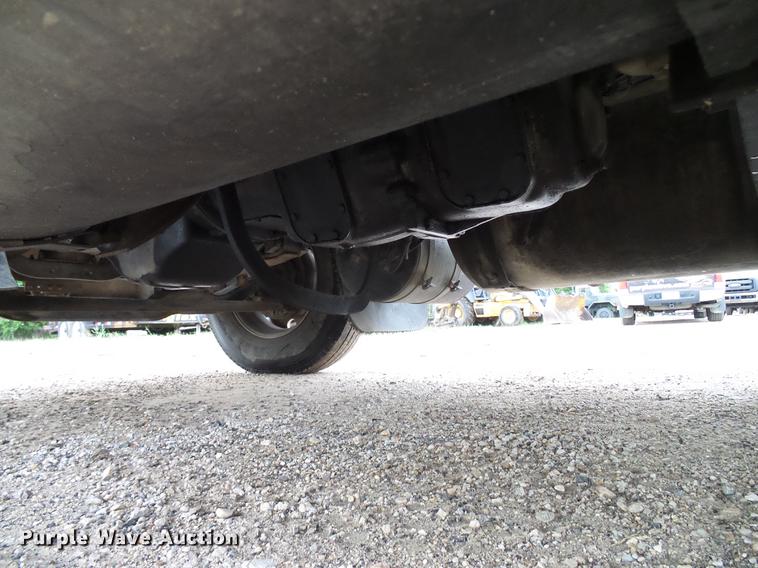 image for item DD8298 2005 Mack CHN613 semi truck