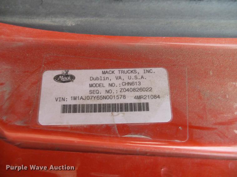 image for item DD8298 2005 Mack CHN613 semi truck