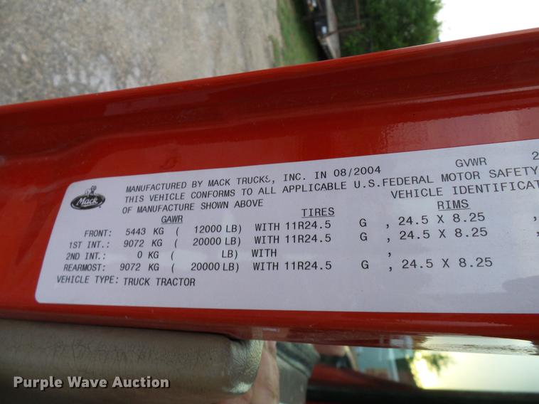 image for item DD8298 2005 Mack CHN613 semi truck