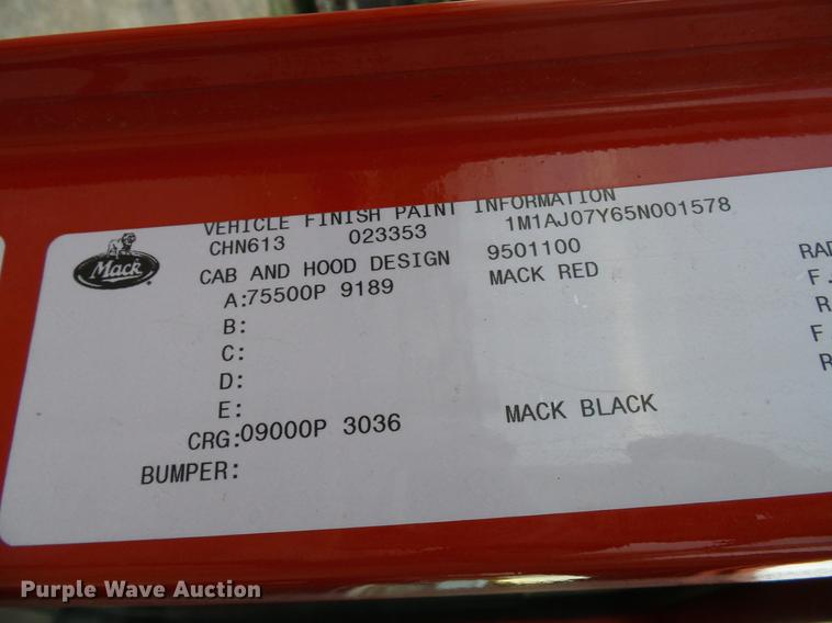 image for item DD8298 2005 Mack CHN613 semi truck