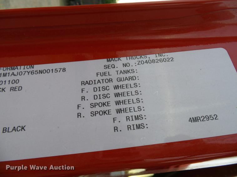 image for item DD8298 2005 Mack CHN613 semi truck