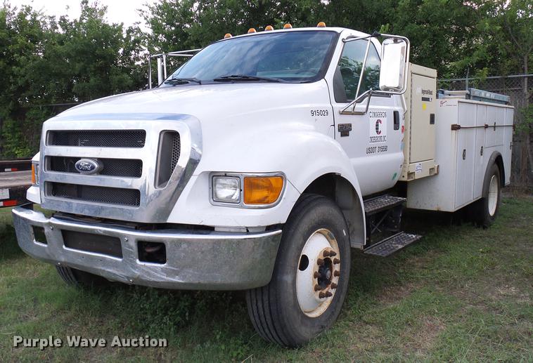 image for item DD8304 2006 Ford F750 service truck