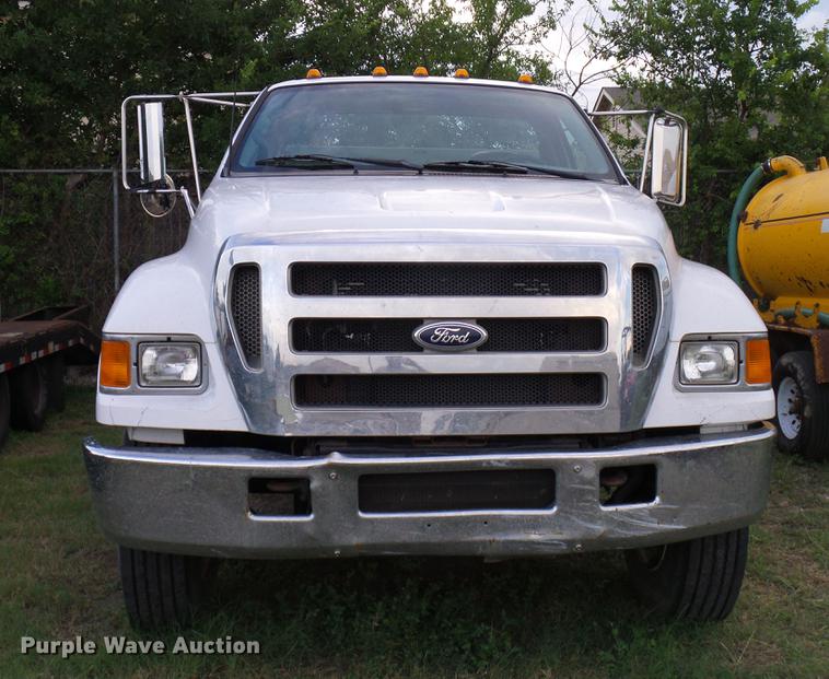 image for item DD8304 2006 Ford F750 service truck