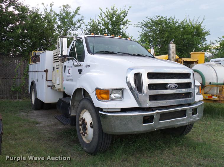 image for item DD8304 2006 Ford F750 service truck