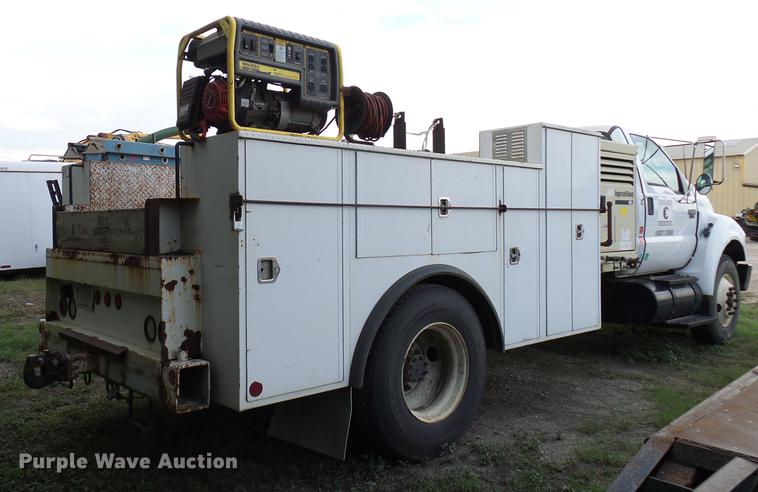image for item DD8304 2006 Ford F750 service truck