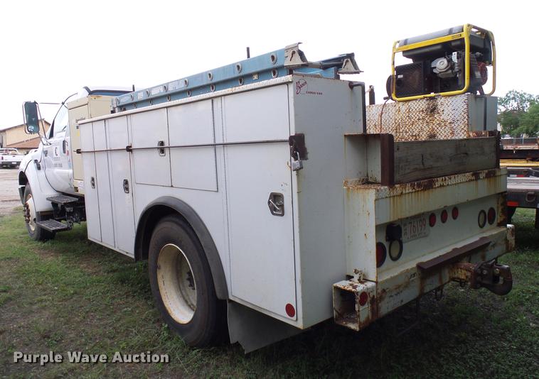 image for item DD8304 2006 Ford F750 service truck