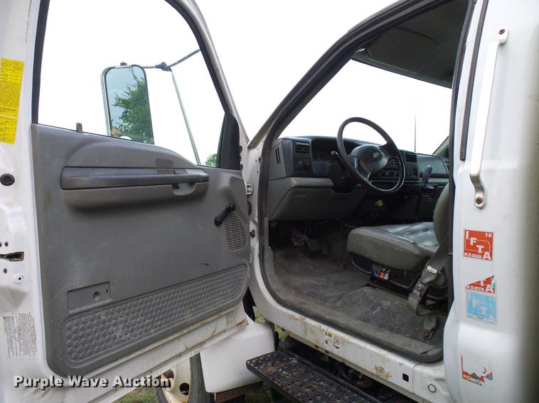 image for item DD8304 2006 Ford F750 service truck