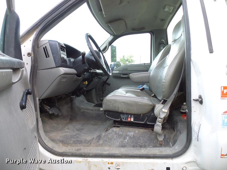 image for item DD8304 2006 Ford F750 service truck