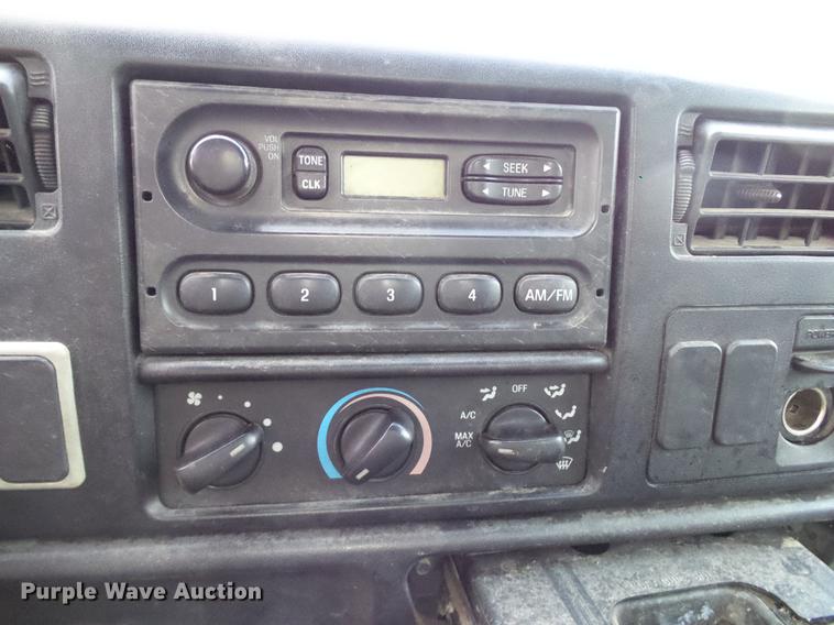 image for item DD8304 2006 Ford F750 service truck