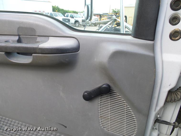image for item DD8304 2006 Ford F750 service truck