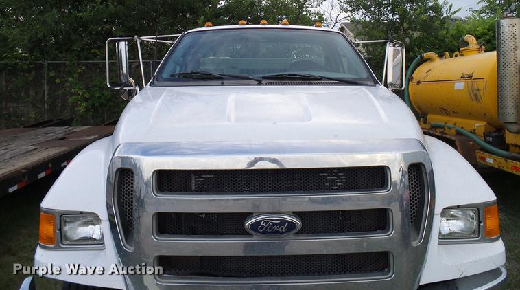 image for item DD8304 2006 Ford F750 service truck