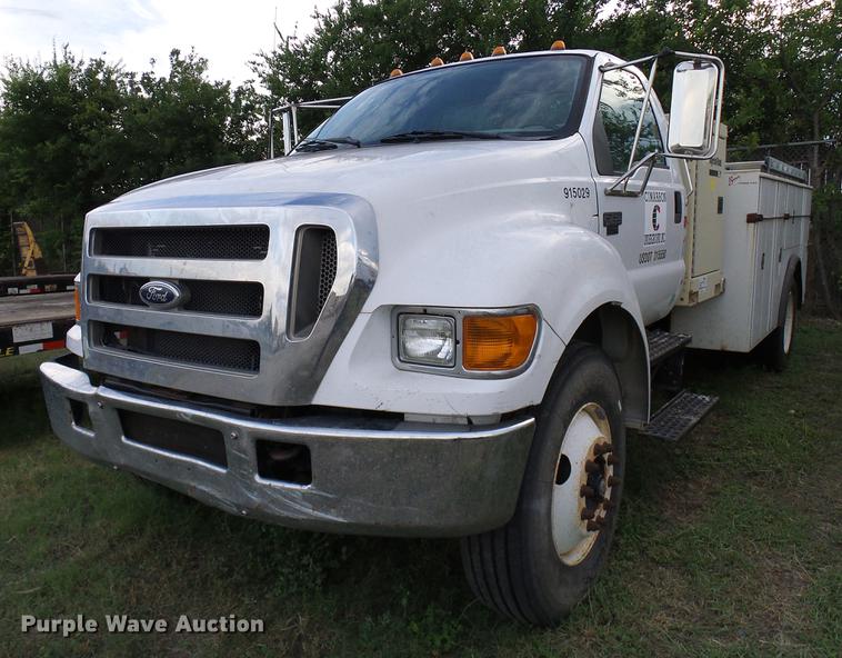 image for item DD8304 2006 Ford F750 service truck