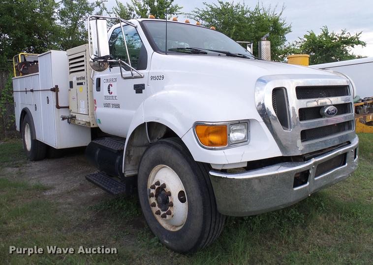image for item DD8304 2006 Ford F750 service truck