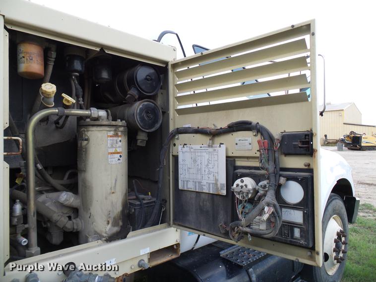 image for item DD8304 2006 Ford F750 service truck