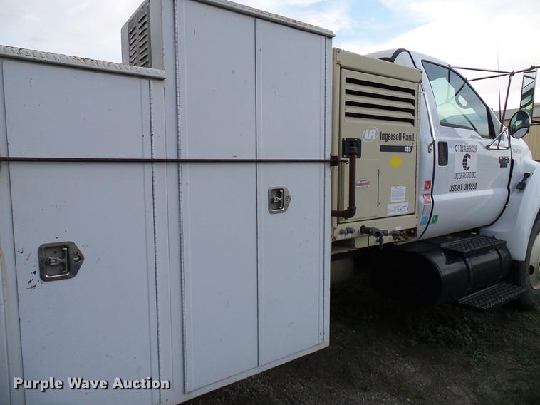 image for item DD8304 2006 Ford F750 service truck