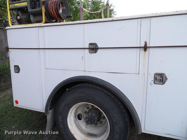 image for item DD8304 2006 Ford F750 service truck