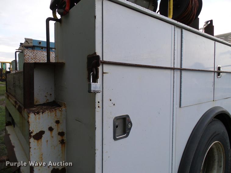 image for item DD8304 2006 Ford F750 service truck