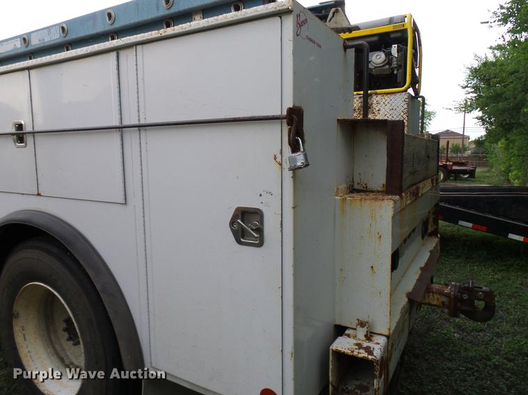 image for item DD8304 2006 Ford F750 service truck