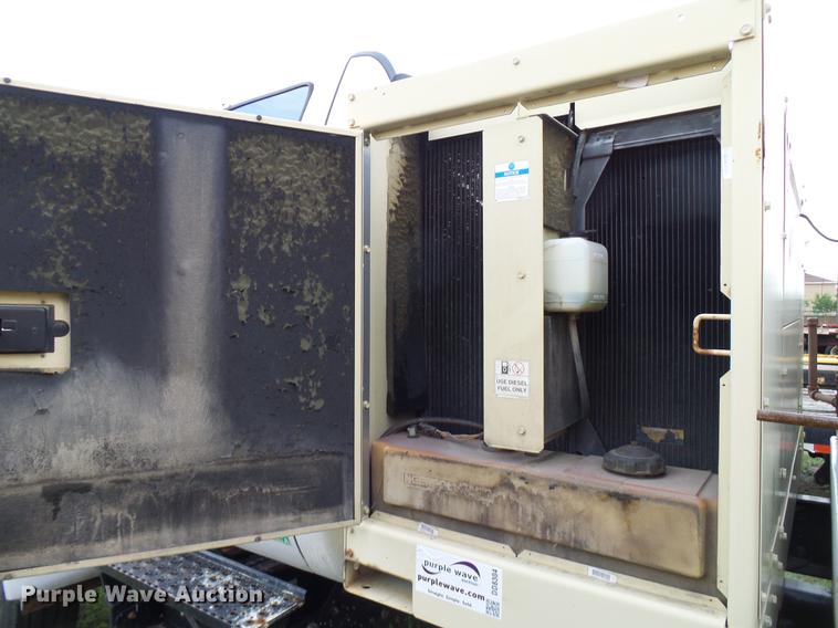 image for item DD8304 2006 Ford F750 service truck