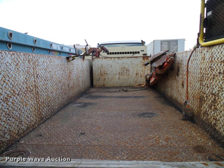 image for item DD8304 2006 Ford F750 service truck