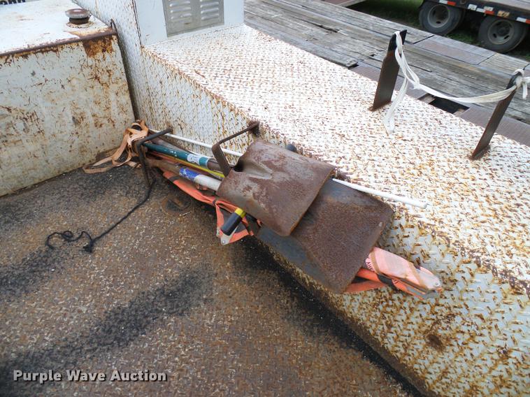 image for item DD8304 2006 Ford F750 service truck