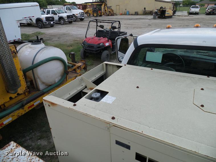 image for item DD8304 2006 Ford F750 service truck