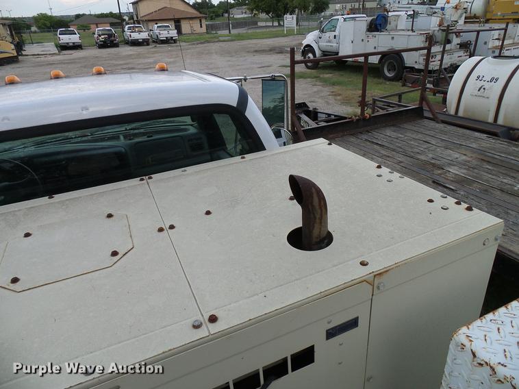 image for item DD8304 2006 Ford F750 service truck